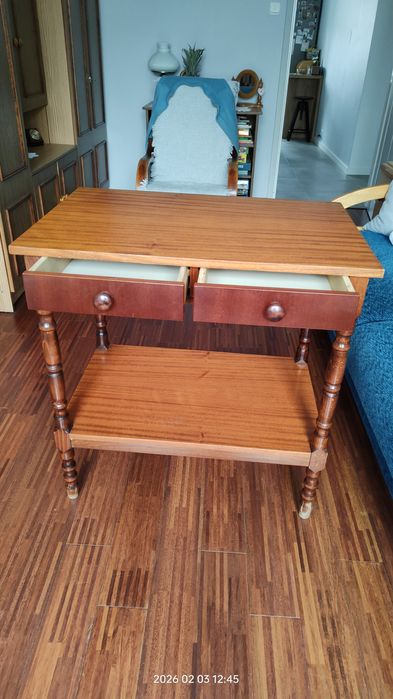 Stolik pomocniczy z półką i szufladami