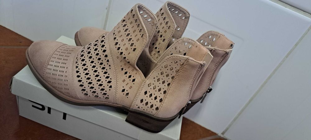Botas,beje,elegantes.