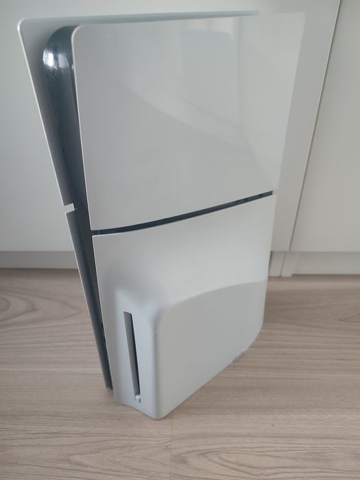 PlayStation 5 Slim  + 2 pady dualsense