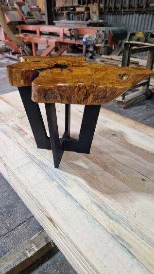 Stolik z drewna oliwnego zalany żywicą