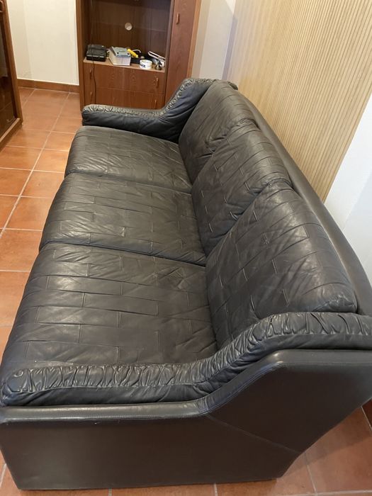 Sofá em pele para restauro. 3 lugares