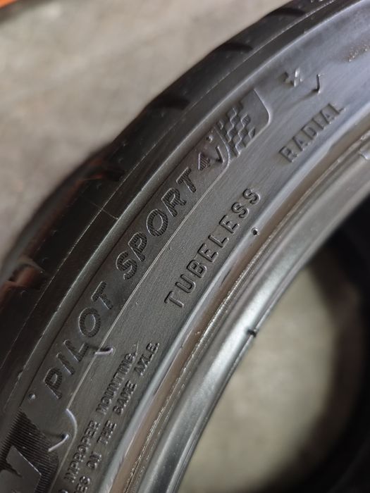 Pneus 255/35r20 Michelin Pilot Sport 4 com 75% piso