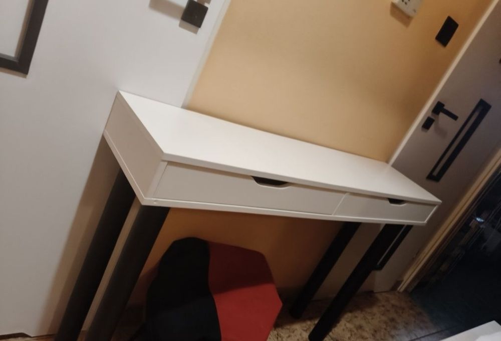 Półka biała nad biurko biały stolik Ikea