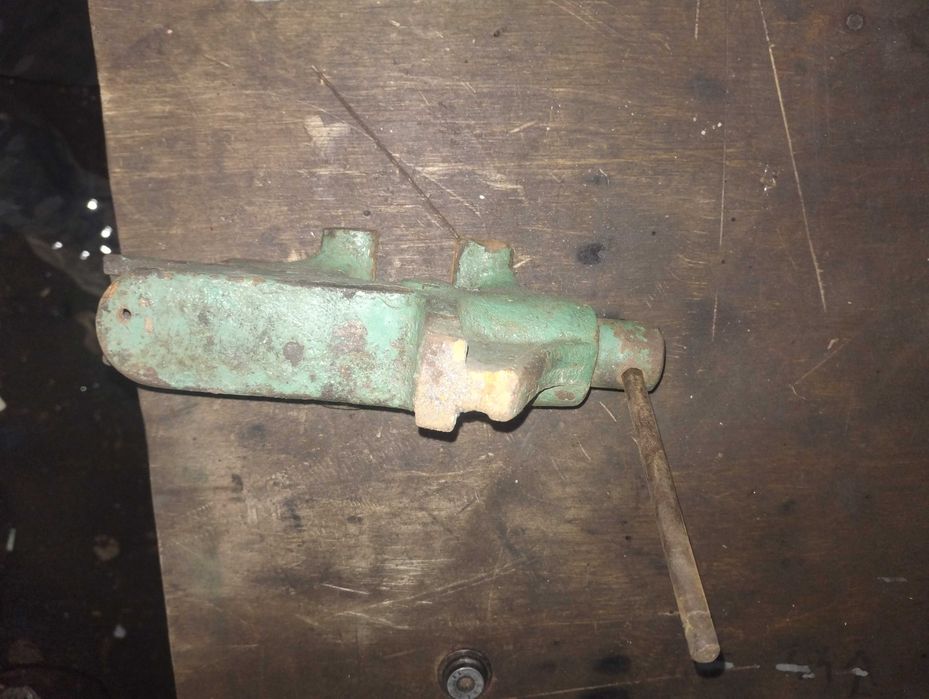 Małe żeliwne imadło imadełko