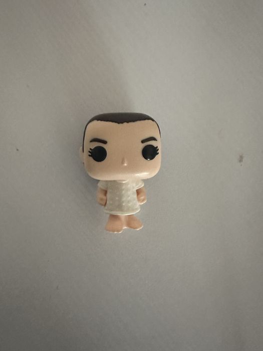 Фігурка Оді з дивні дива обмін на чорну шоколадку