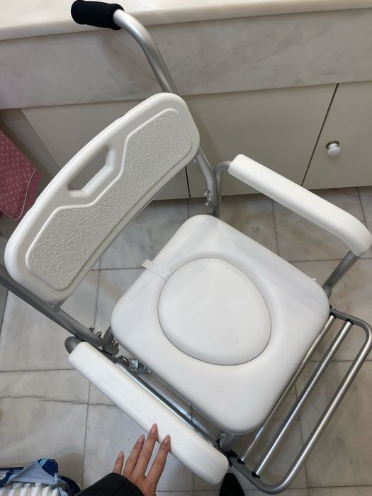 Cadeira sanitária de 4 rodas