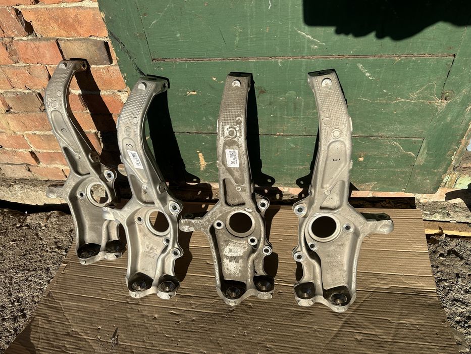 Передний поворотній кулак Tesla/3