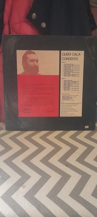 Selling a vinyl LP record by José Jorge Letria