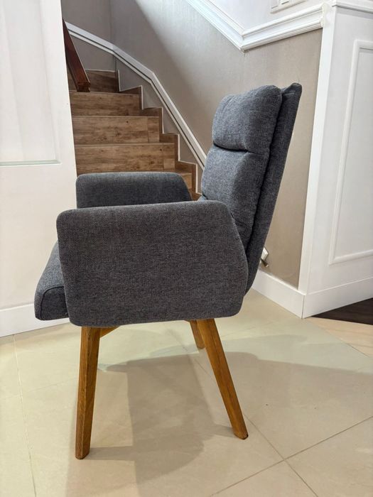 Szary fotel obrotowy