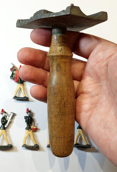 Soldadinhos de chumbo portugueses e respetivo molde