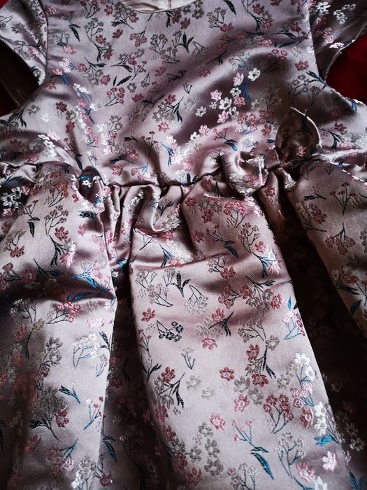 Piękna satynowa sukienka