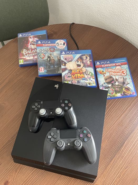Vendo PS4 com 2 Comodos e Jogos