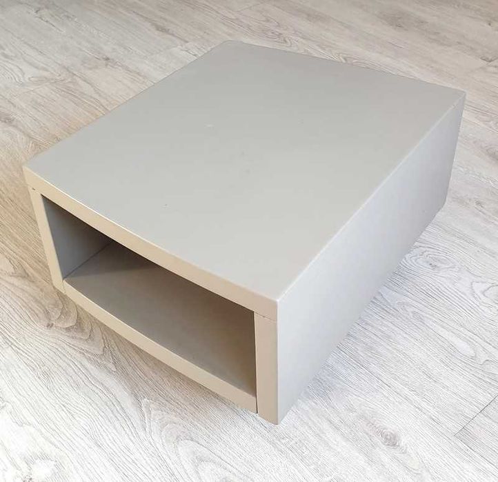 Trzy szafki nocne lub stoliki kawowe trapezowe na kółkach