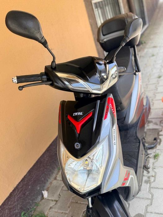 Electric Scooter Goose with Lithium Battery, Helmet, and Charger