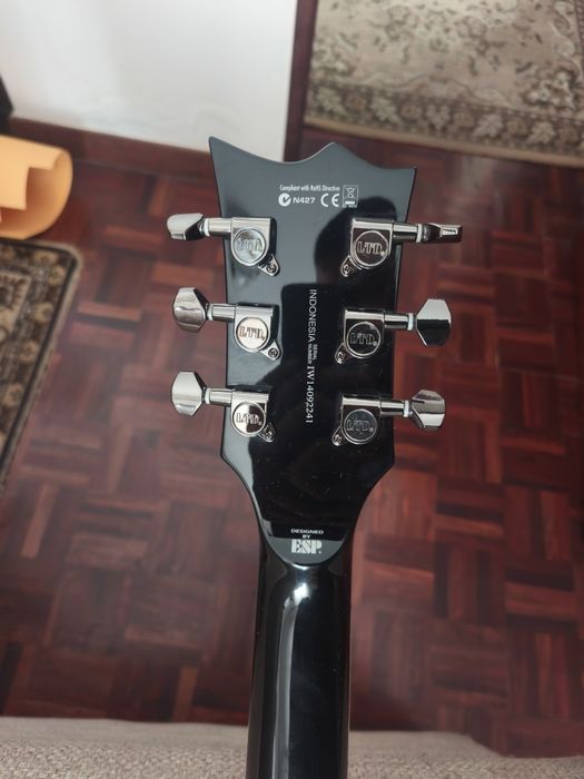 ESP LTD EC-331FR Black (Com Floyd Rose e Captadores Ativos)