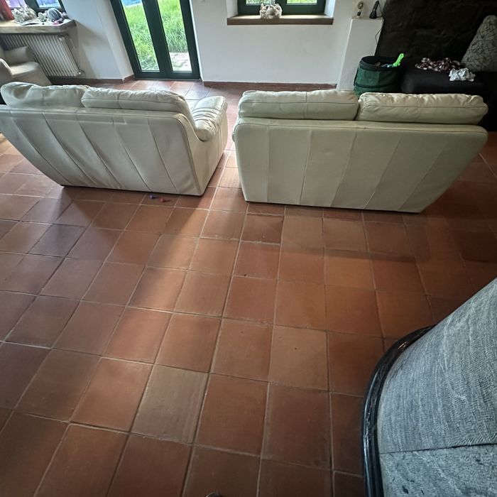 dois sofás de ecopele de tone creme
