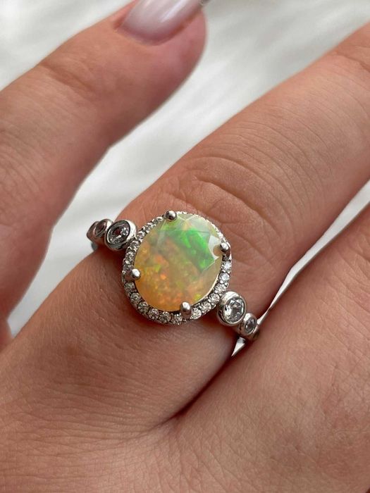 Кольцо с радужным опалом, серебро 925 пробы, размер 18