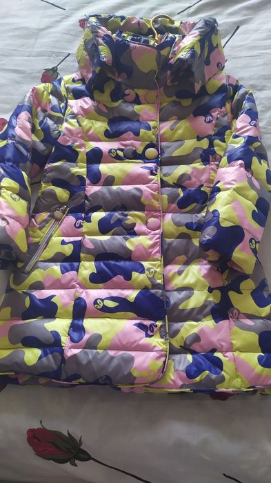 Продается  демисезонная курточка на девочку