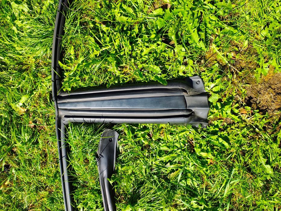 Продам дверні резинки на Субару Форестер