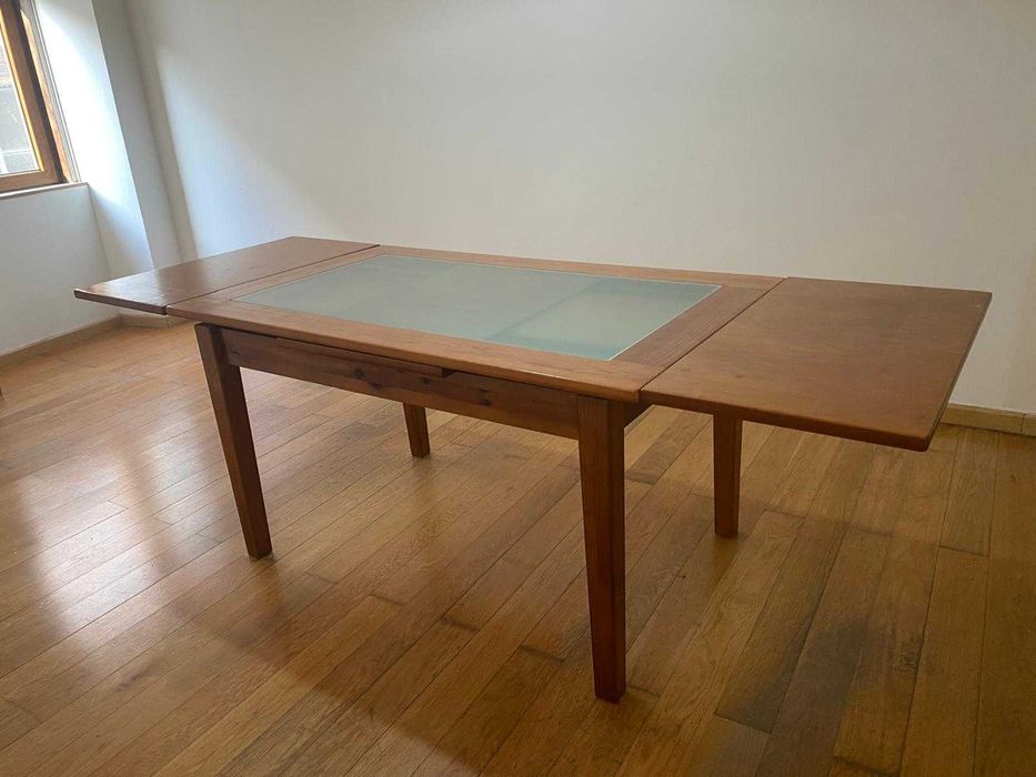 Mesa de refeição com tampo de vidro e extensível, em Madeira maciça.