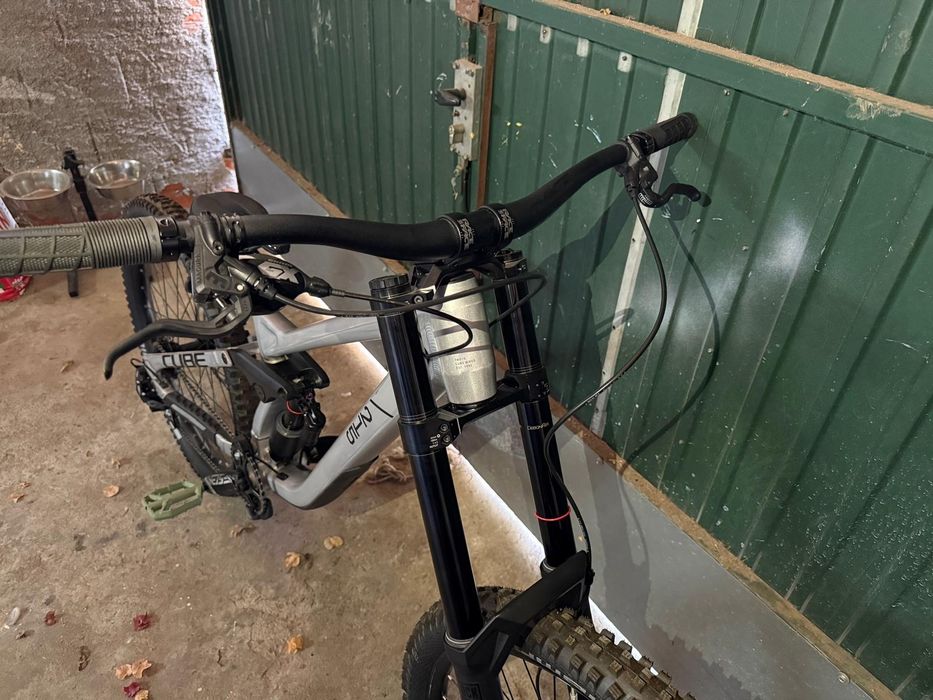 Bicicleta de downhill cube 215 *NOVA*