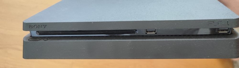 PS4 com jogos e cabos