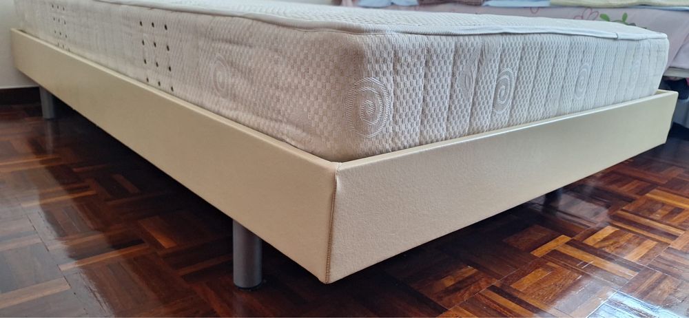 Cama + mesinha de cabeceira