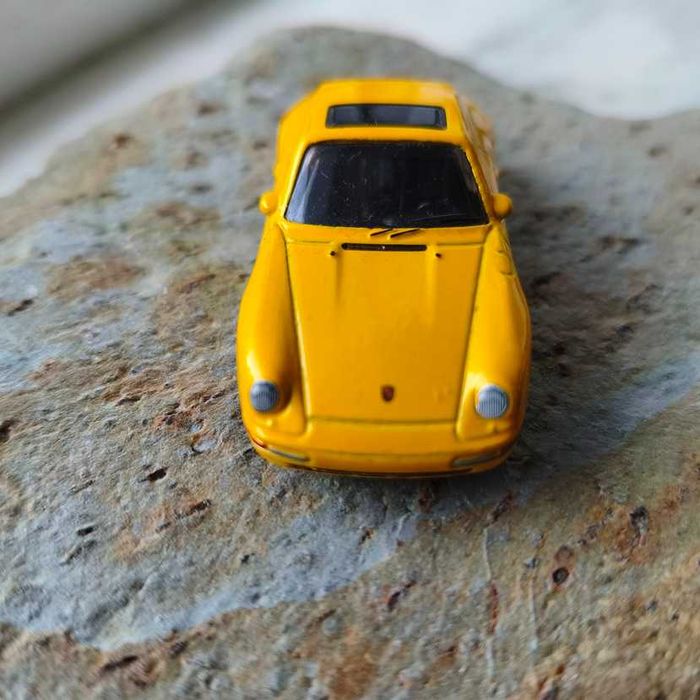 Hot Wheels Porsche Carrera 1996 com rodas alteradas
