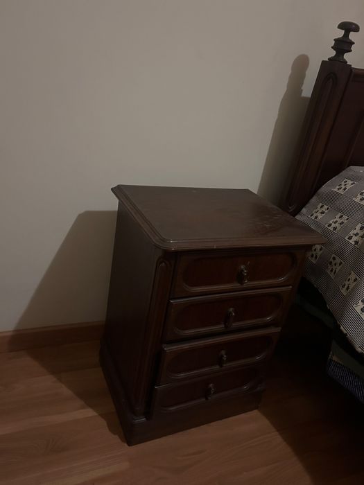 Mobiliário Quarto Casal (cama, mesas de cabeceira, cómoda e espelho)