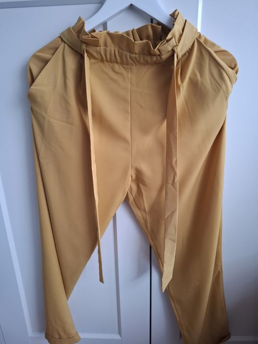 Pull & Bear spodnie musztardowe XS