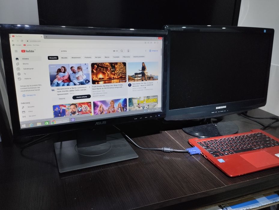 Laptop YouTube Netflix z monitorem lub bez