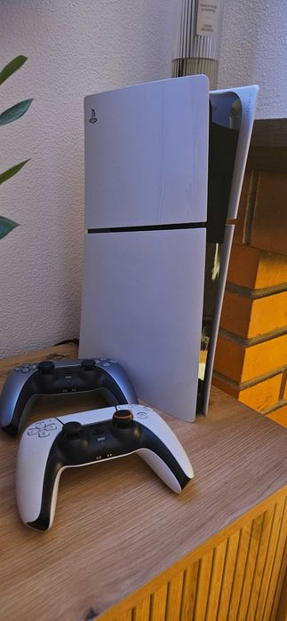 Playstation 5 de 1gb com dois comandos em bom estado