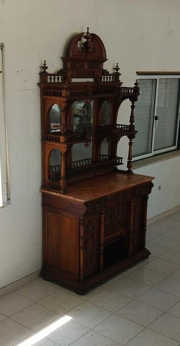 Antigo Louceiro / Aparador em Nogueira, estilo Renascença. Pedra Original em Lios