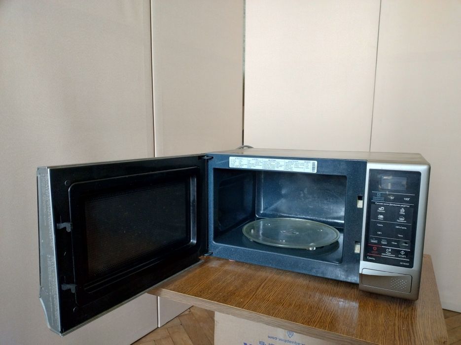 Продам одну з двох мікрохвильовок