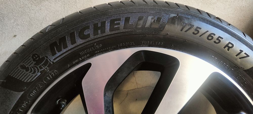 Koła aluminiowe 17 cali Aygo X z oponami letnimi