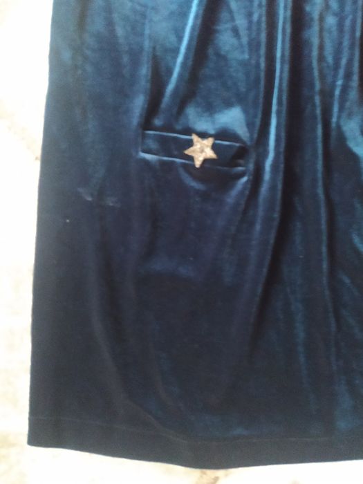 Sukienka świąteczna z aksamitu Zara z krótkim rękawem i kieszeniami