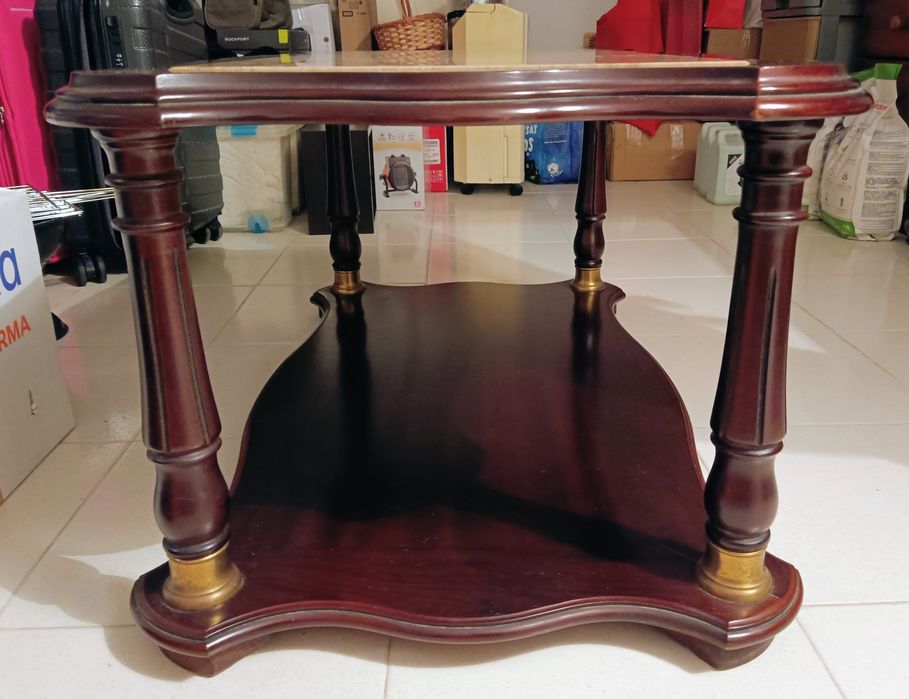 Mesa de centro da sala castanha com tampo de mármore