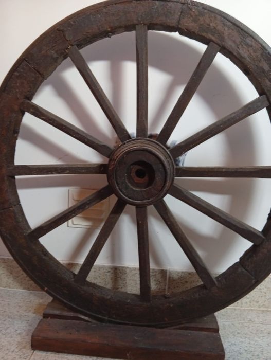 Roda de carroça  antiga