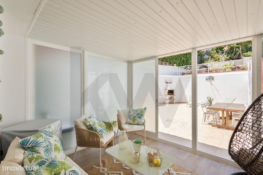 T2 Totalmente Remodelado com Terraço de 90m2 – Junto à Saint Dominic's