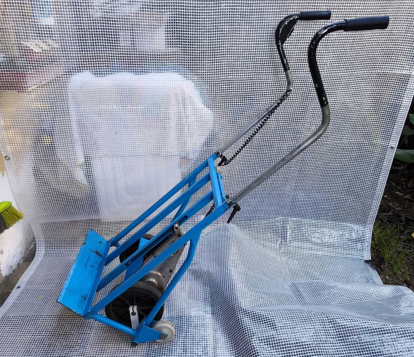 Сarrinho carro de armazém sobe escadas elétrico