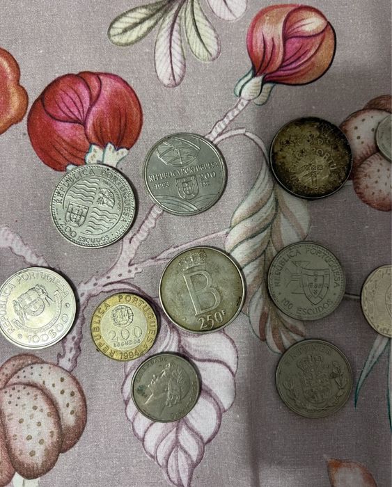 Caixa com moedas antigas