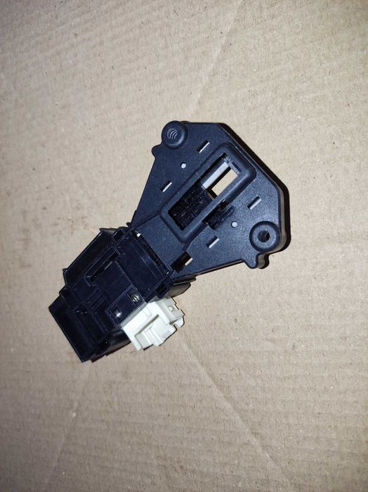 Замок DM 569 люка двери машинки Whirlpool AWS 61212