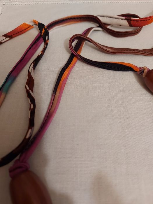 Cinto de Tecido com 7 peças Castanhas e Prateadas.