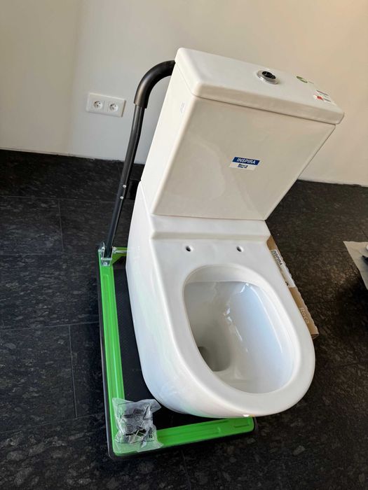 SPRZEDAM toaletę wolnostojącą firmy ROCCA