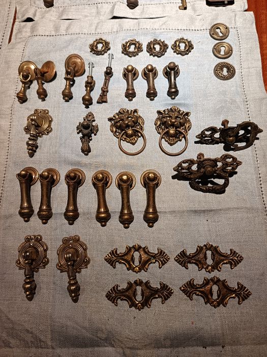 Puxadores e outras peças em latão