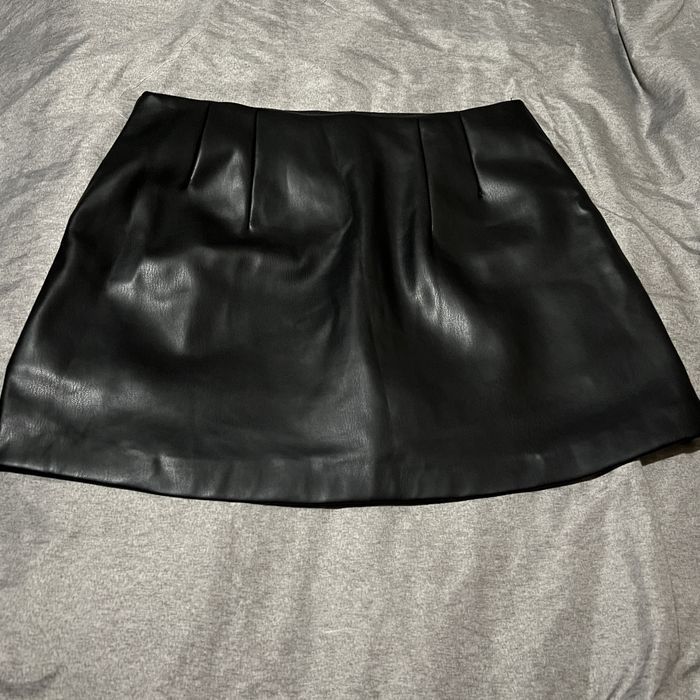 Спідниця шорти з маленьким розрізом