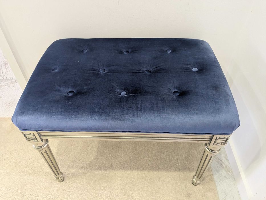 Banqueta prateada com assento em veludo