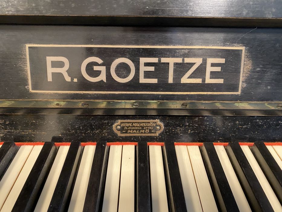 Piano Vertical R. Goetze