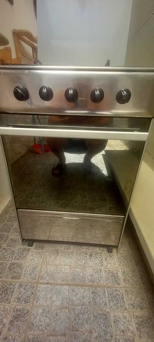 Vende- se forno .