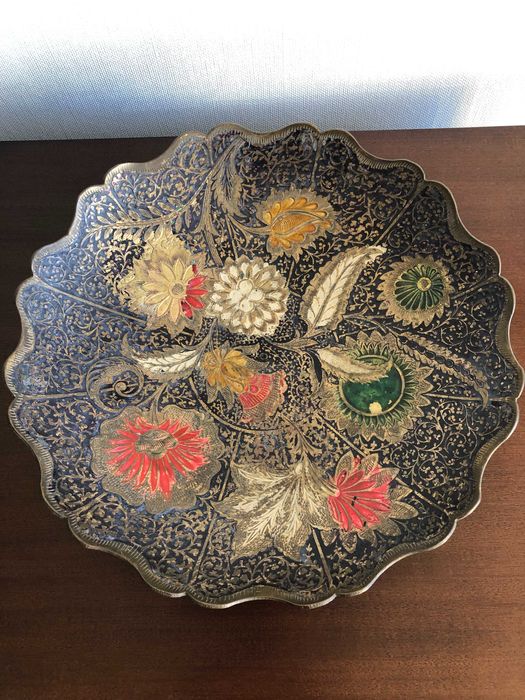 Patera metalowa , malowana ręcznie .